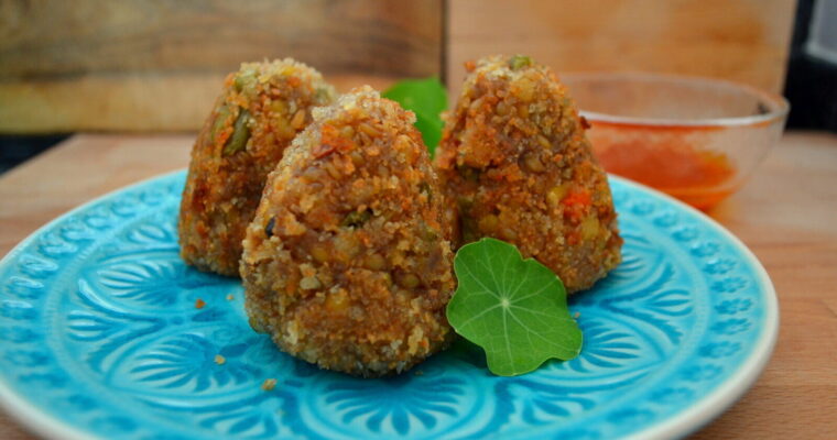 Cucina internazionale – Arancini vegani alle verdure con vinaigrette alle erbe e peperoncino