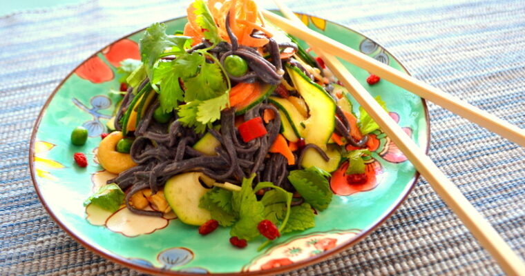 Insalata esotica di pasta con salsa di sesamo allo zenzero e crespini – vegana e senza glutine