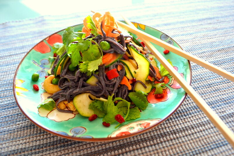 Insalata esotica di pasta con salsa di sesamo allo zenzero e crespini – vegana e senza glutine