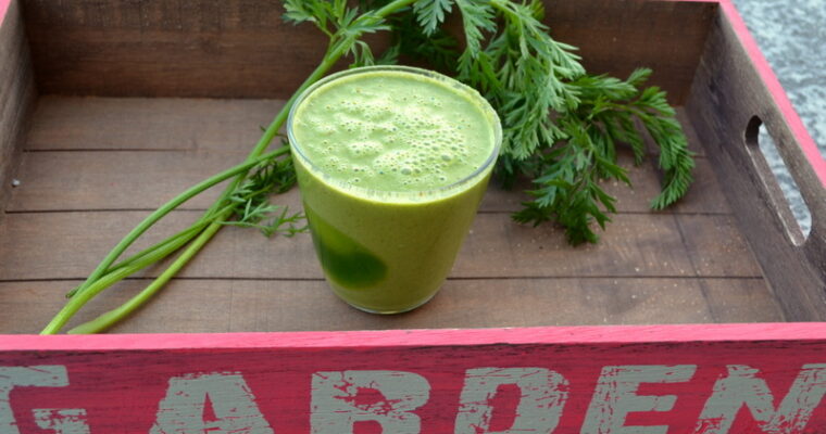 Smoothie Big Bunny – Smoothie verde con ciuffi verdi di carota e olio di semi neri