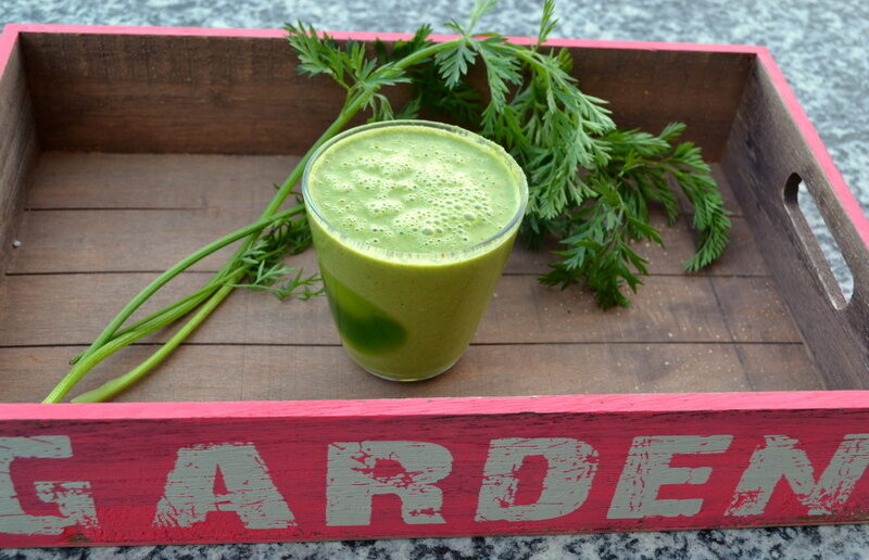 Smoothie Big Bunny – Smoothie verde con ciuffi verdi di carota e olio di semi neri