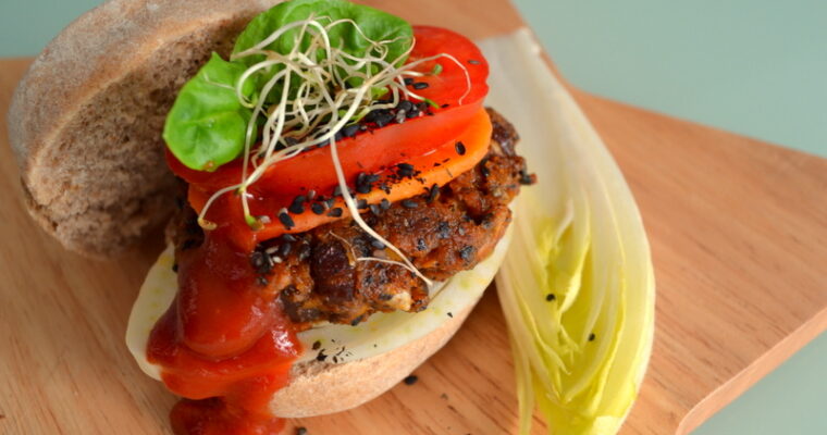 Panino con hamburger di fagioli e pomodori