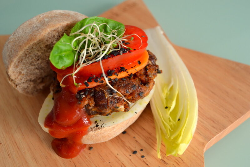 Panino con hamburger di fagioli e pomodori