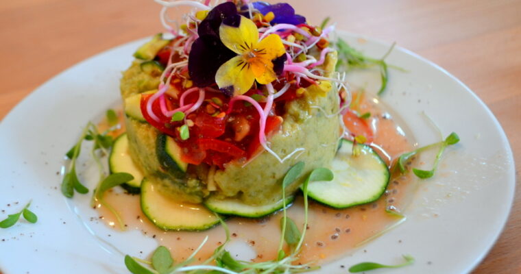 Bohnenmousse-Törtchen auf Tomatensalat