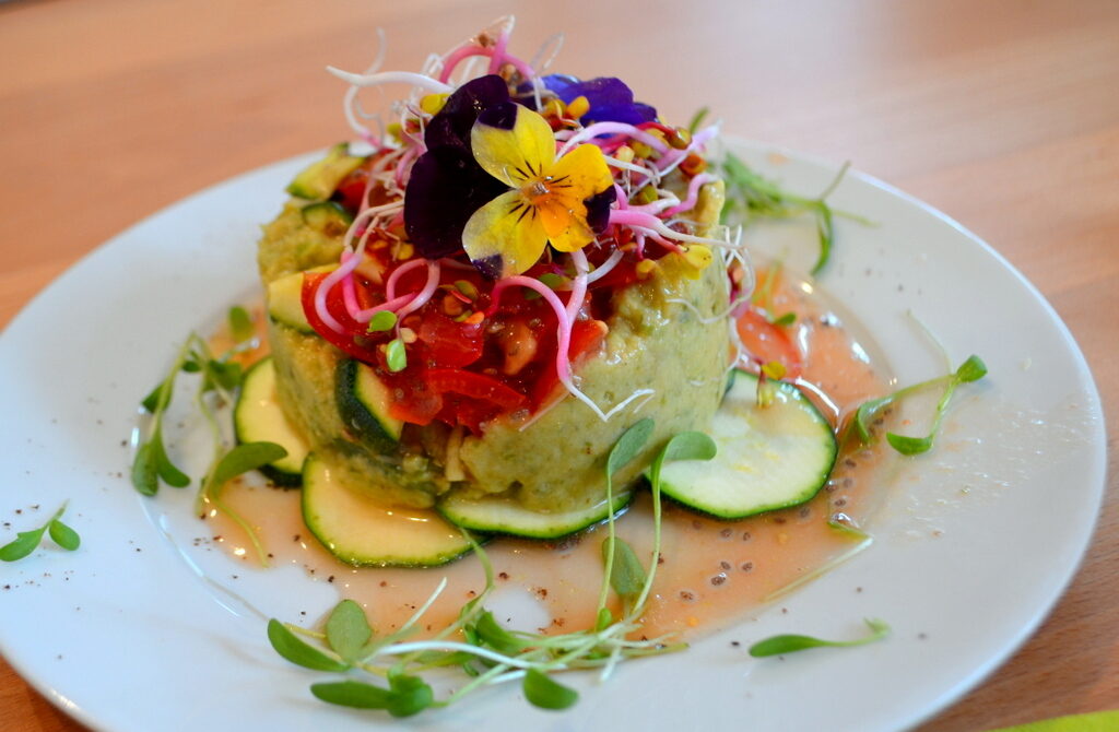 Bohnenmousse-Törtchen auf Tomatensalat