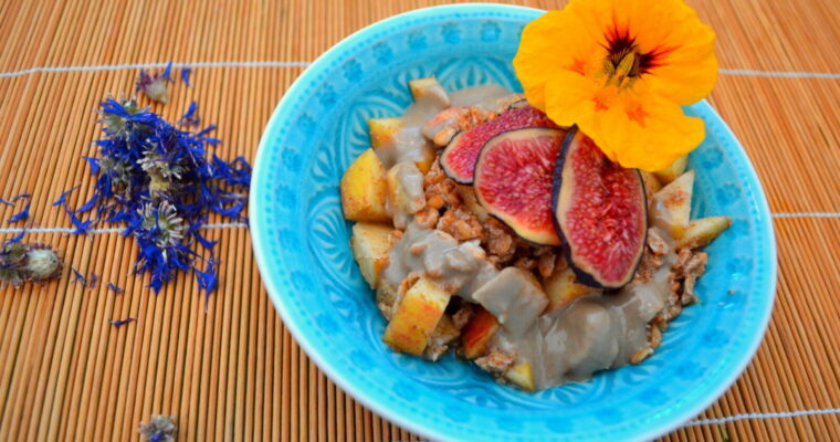 Muesli di fiocchi di farro e miglio bruno con fichi freschi