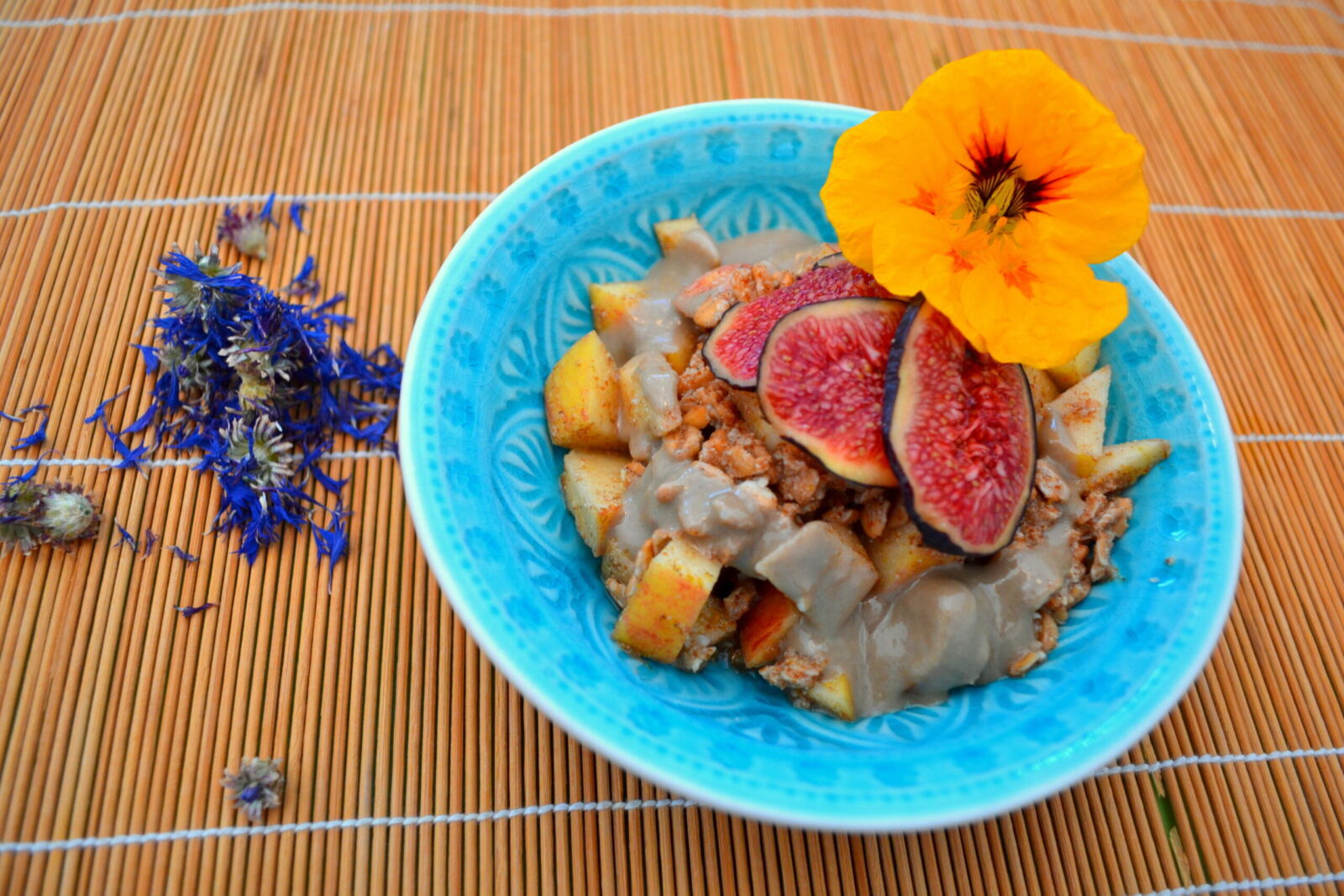 Muesli di fiocchi di farro e miglio bruno con fichi freschi
