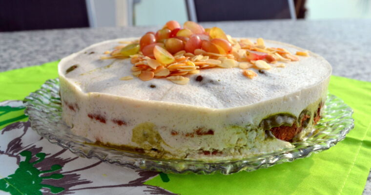 Torta di grano saraceno con semi di zucca e crema di mandorle