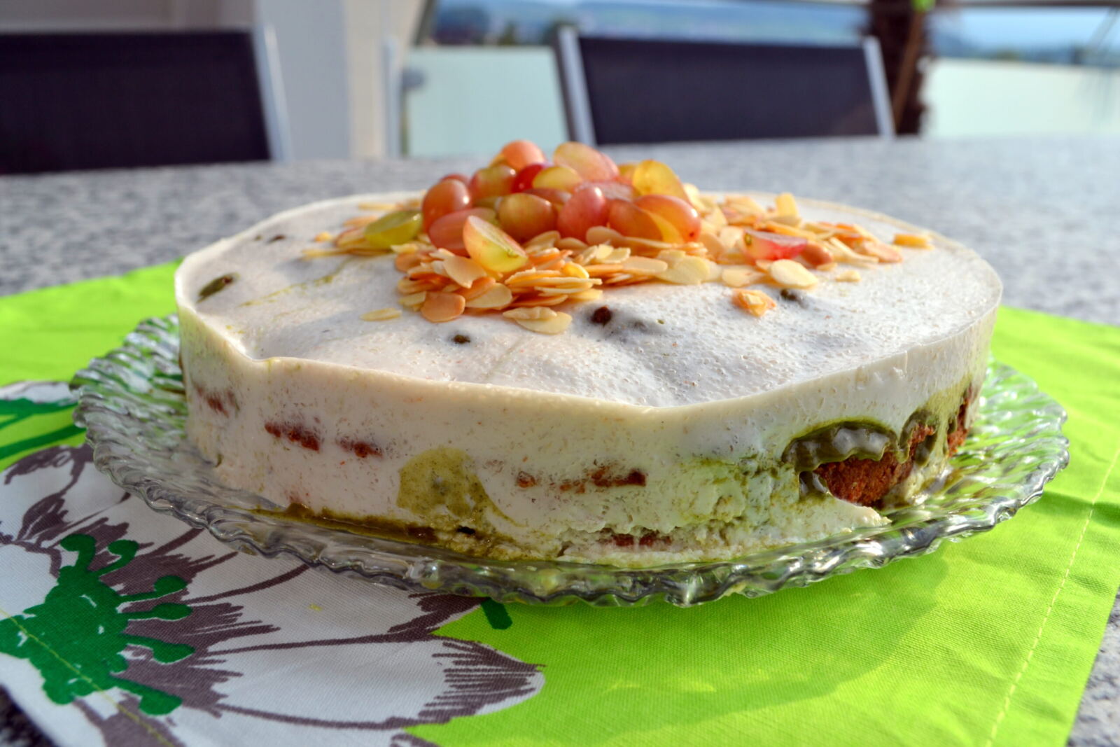 Torta di grano saraceno con semi di zucca e crema di mandorle