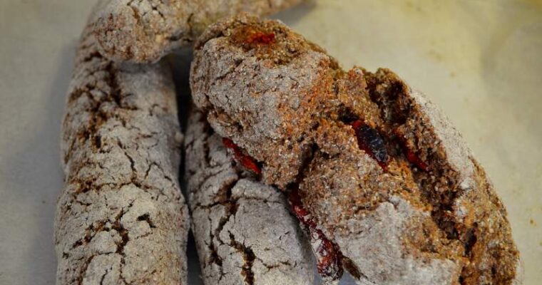 Pane di segale selvatica con pomodori secchi