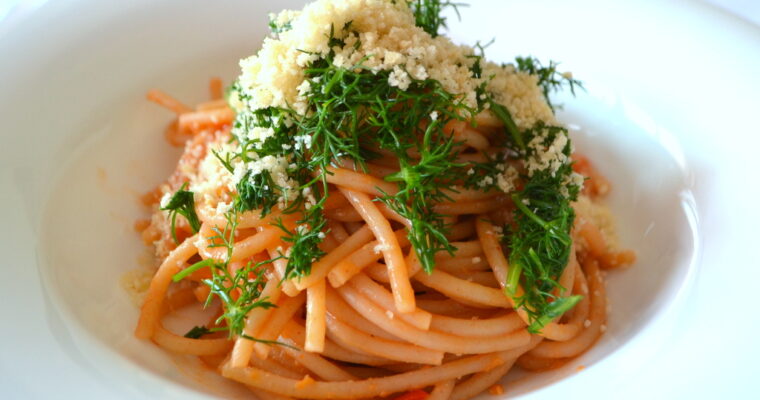 Spaghetti con finocchietto selvatico e pane tostato