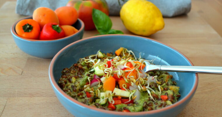 Insalata di grano rosso con pesto verde e albicocche