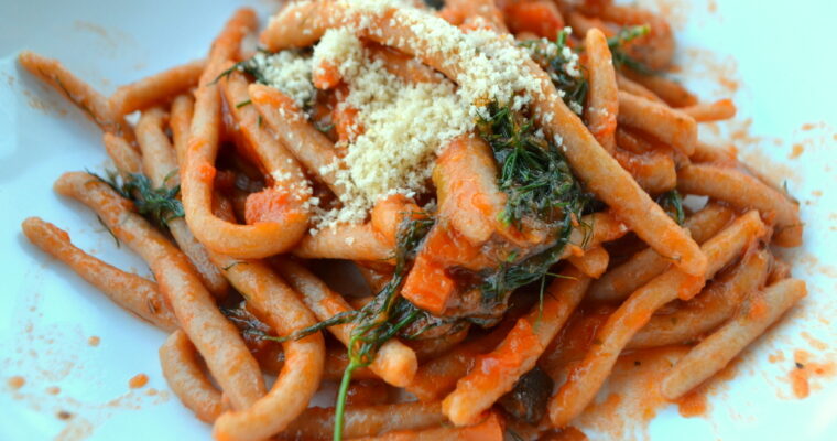 Pici toscani di semola di grano duro Senatore Cappelli (pasta fatta in casa)