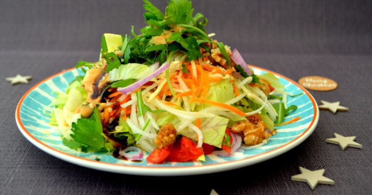 Insalata invernale con delizioso salsa di anacardi