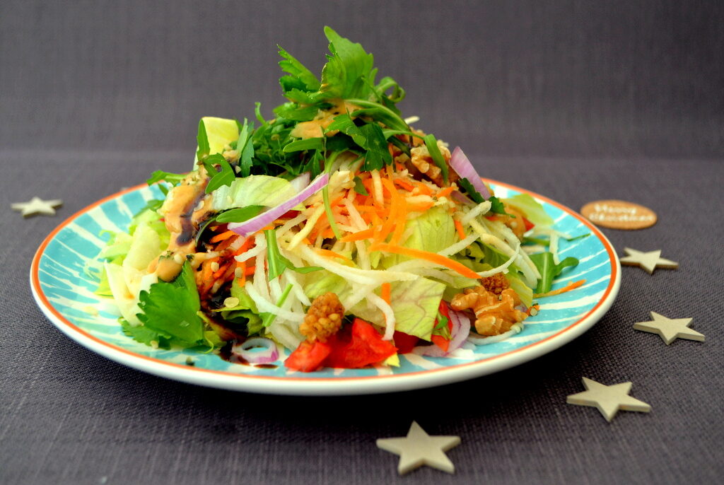 Insalata invernale con delizioso salsa di anacardi