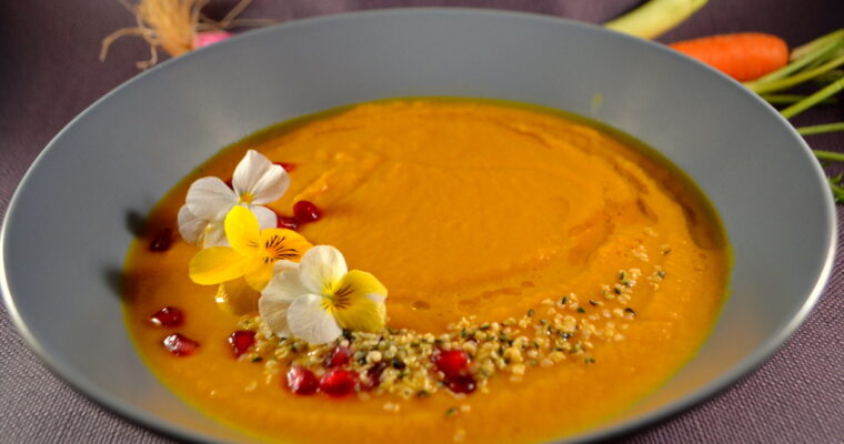 Superfood Zuppa di carote con melograno