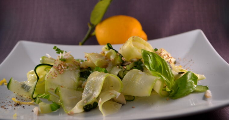 Tagliatelle di zucchine con crema al limone e pepe e guarnizione di noci