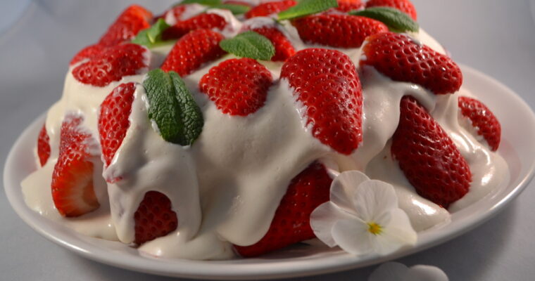 Torta alla crema di banane con fragole – senza cottura