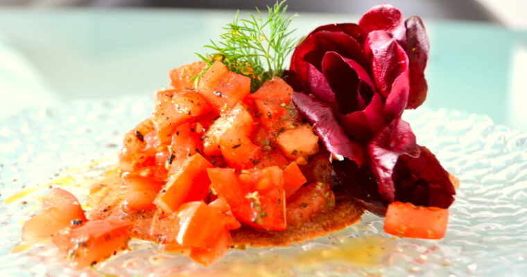 Focaccia d’orzo con insalata di pomodori – orzo nero da coltivazione mista senza aratura