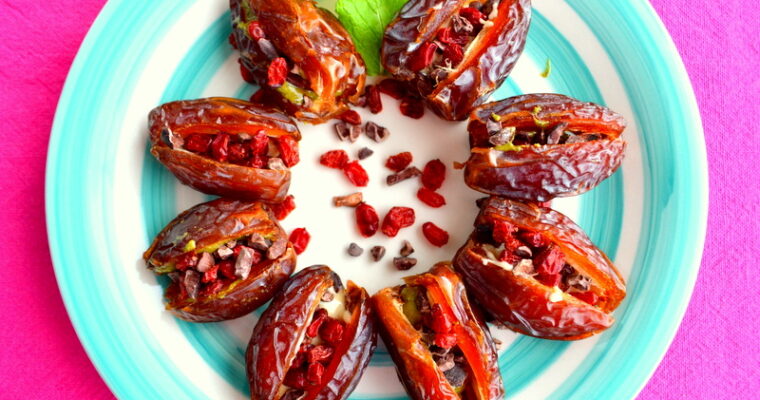 Datteri ripieni di crema di anacardi e crema di pistacchi
