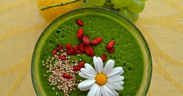 Elisir di bellezza! Smoothie energetico verde con tè matcha in polvere ed erba d’orzo
