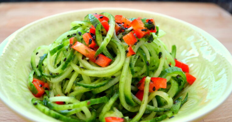 Insalata di spaghetti di cetrioli con alga nori e semi di sesamo nero