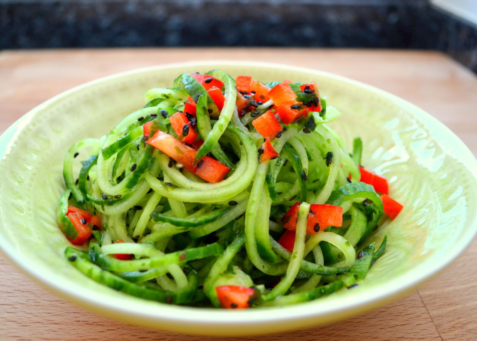 Insalata di spaghetti di cetrioli con alga nori e semi di sesamo nero
