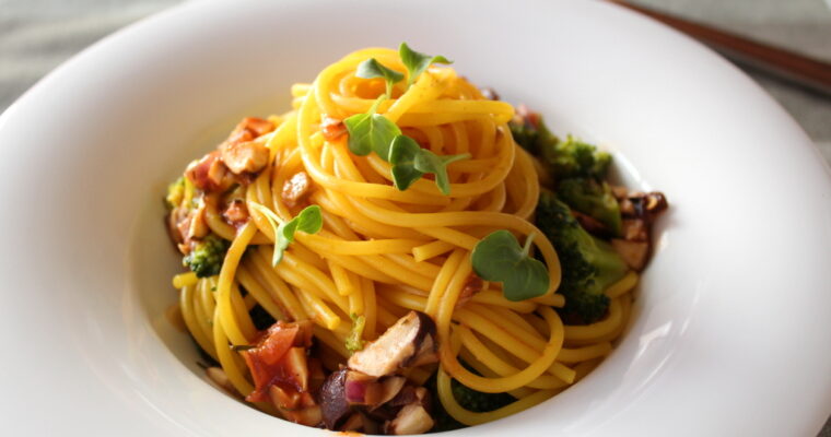 Spaghetti alla curcuma con broccoli e funghi