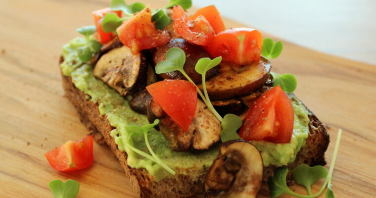 Spuntino all’avocado con champignons e germogli di ravanello