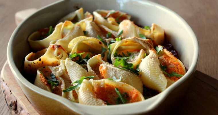Conchiglie di pasta ripiene con crema di tofu e peperoncini