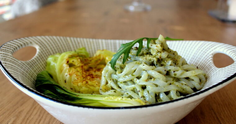 Spaghetti Konjac con pesto verde e verdure al vapore