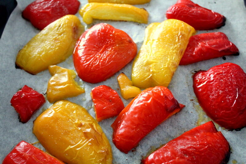 Die Peperoni werden aus dem Ofen genommen, man sieht wie sie leicht angegrillt sind. Dazu eignen sich auch Rosmarinkartoffeln.
