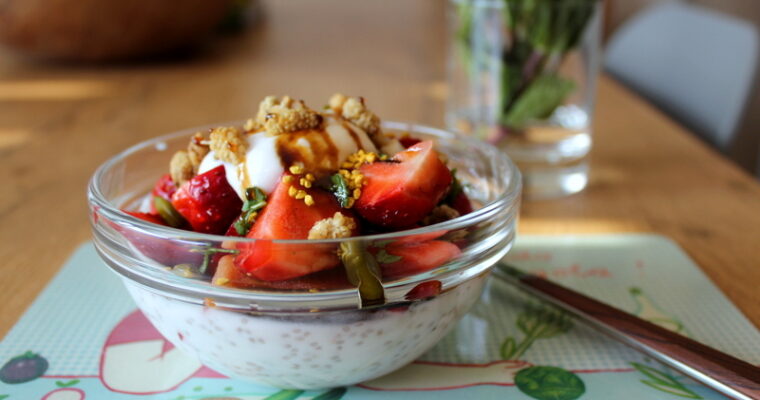Chia-Pudding di cocco con fragole fresche