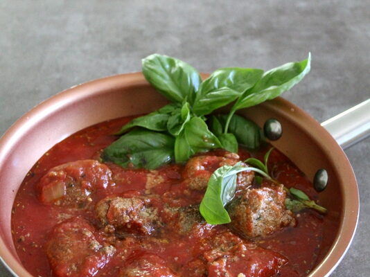 Polpette di teff con sugo di pomodoro