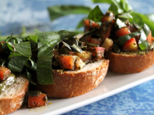 Bruschetta con mousse semi di zucca