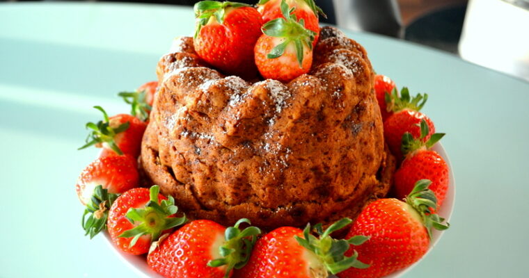 Ciambellone alle carote con fragole fresche