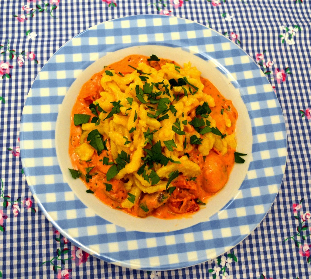 Kurkuma-Spätzle mit Pilz-Gulasch - ️ Vegane und vegetarische Rezepte
