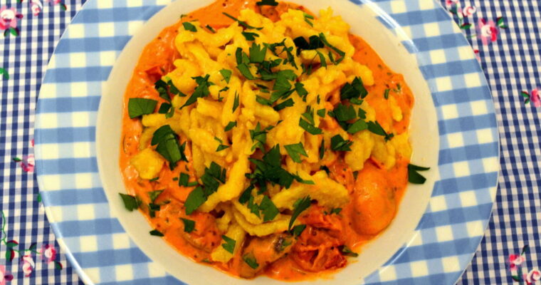 Spaetzle alla curcuma con gulasch di funghi