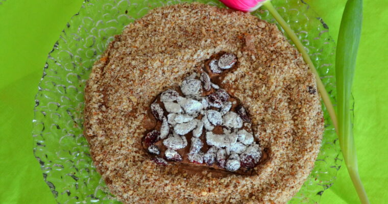 Torta di mousse al cioccolato con nocciole