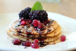Vegane Pancakes gestapelt mit Beeren