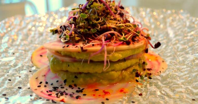 Lasagna alla barbabietola con salsa di avocado e ceci