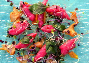 Rote-Bete-Gnocchi mit Salbei und Pfifferlingen