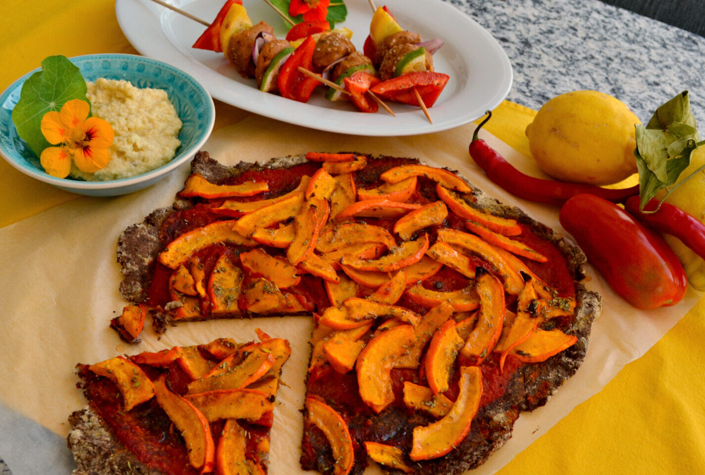 Schwarze Bohnen Pizza mit Kürbis
