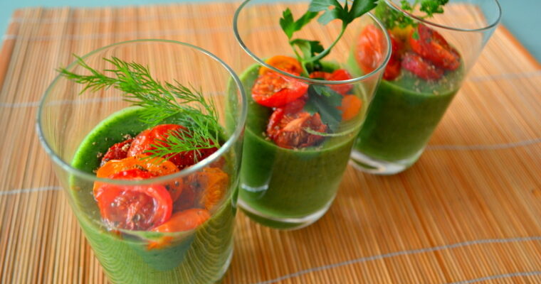 Zuppa di spinaci in bicchiere con pomodori al forno con rosmarino senza glutine e vegana