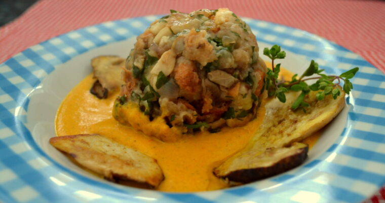 Steinpilzknödel mit Paprikacreme