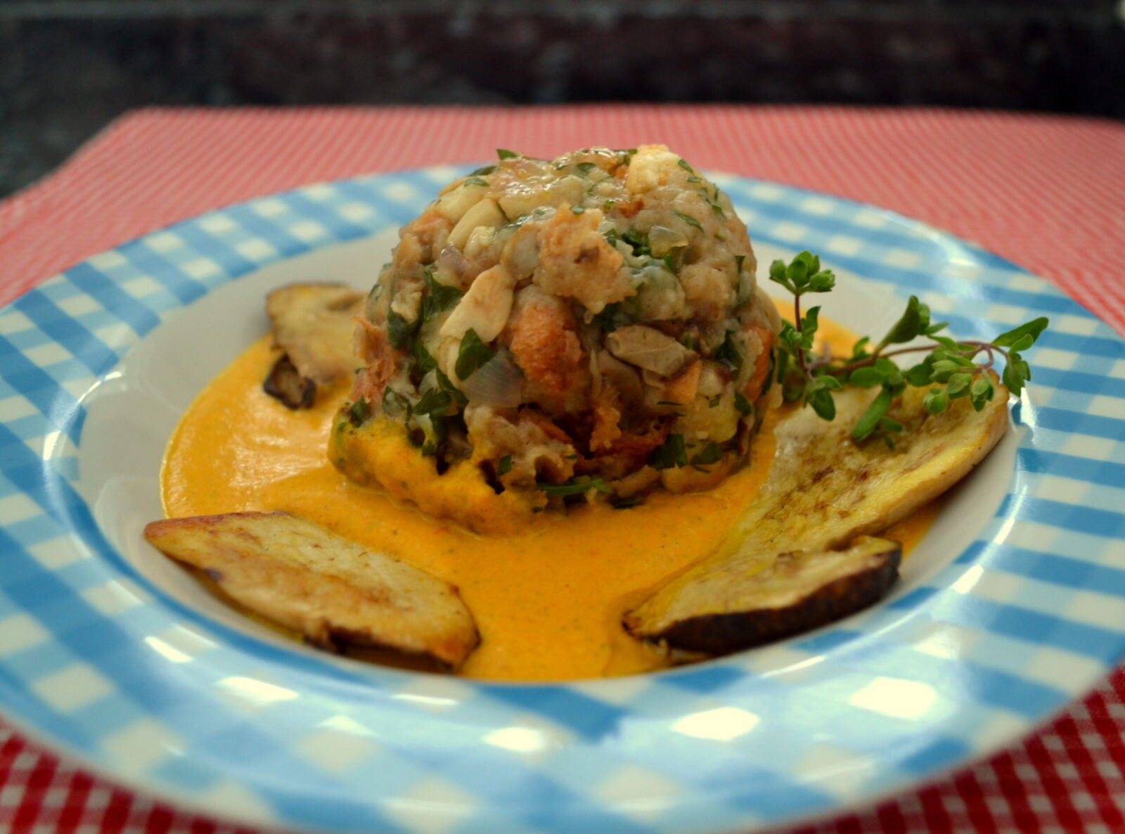 Steinpilzknödel mit Paprikacreme