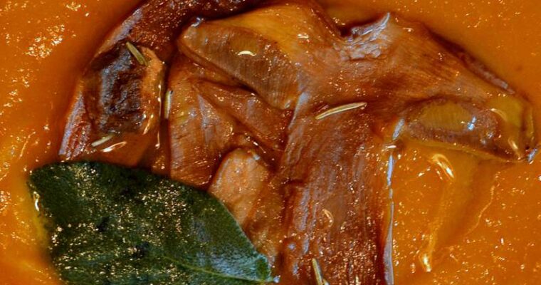 Zuppa di carote e patate dolci con funghi porcini e olio al tartufo
