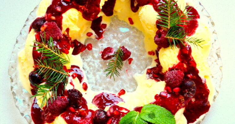 X-mas Ghirlanda di Natale fatta di gelato alla vaniglia e bacche rosse