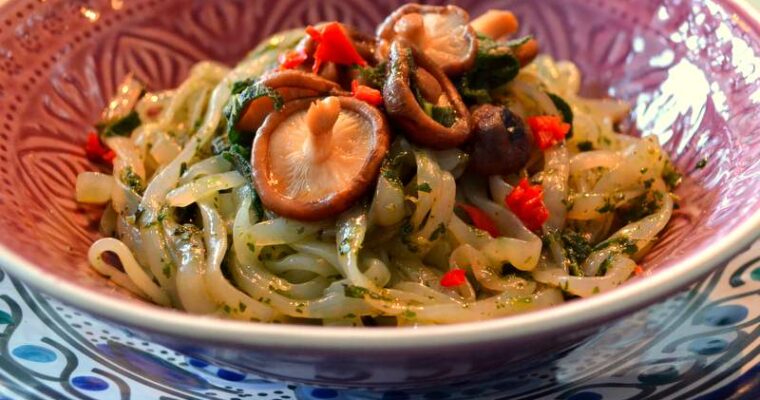 Fettuccine – Tagliatelle Shirataki – con pesto di erbe e funghi shiitake