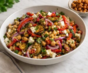 Kichererbsensalat mit Zucchini, Paprika, Feta und gerösteten Kichererbsen